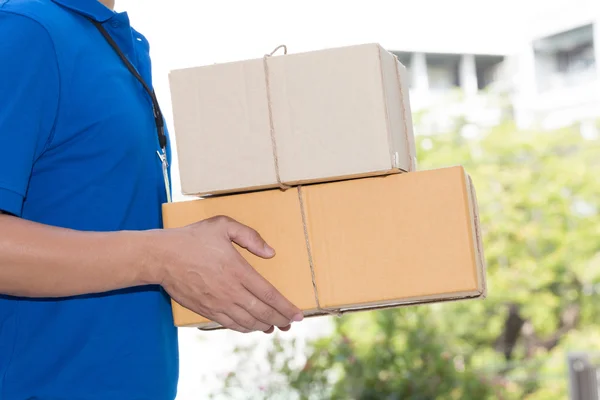 Entrega hombre sosteniendo una caja de paquete, concepto de servicio de entrega —  Fotos de Stock