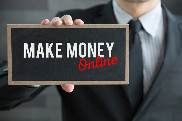 Make money online, wiadomości na białe karty i przytrzymaj przez biznesmena — Zdjęcie stockowe
