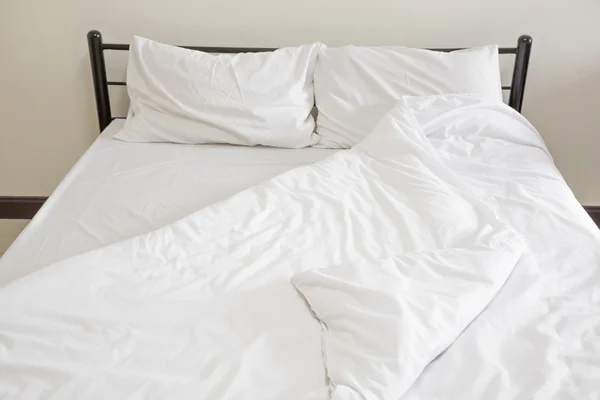 Вид на незроблене ліжко — стокове фото
