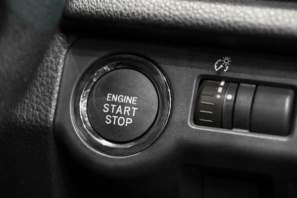 Пуск кнопки остановки двигателя в машине — стоковое фото