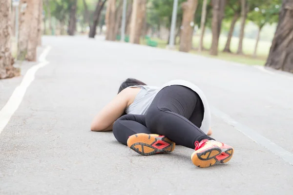 Ferimento por acidente desportivo. tropeçar e cair enquanto corre — Fotografia de Stock