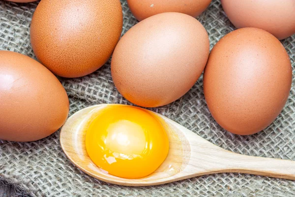 Huevos y yemas de huevo sobre saco marrón — Foto de Stock