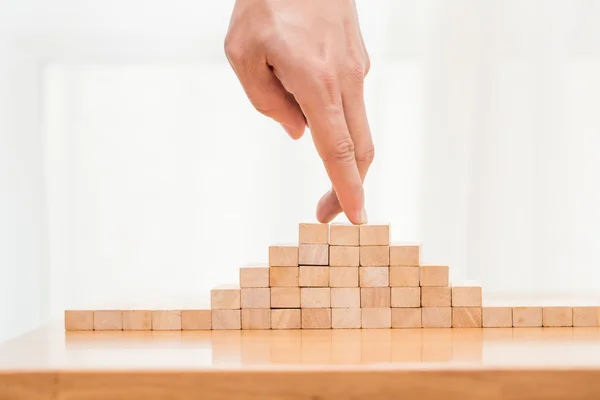 Mano di uomo d'affari che punta sul blocco di legno — Foto Stock