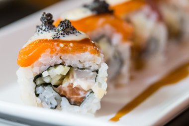 Somon suşi roll