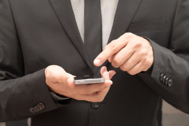 hareket eden smartphone kullanarak iş adamı