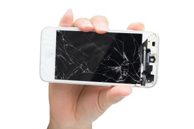 Kırık ekran ile hareket eden smartphone tutan kadın el