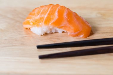 suşi somon ve siyah çubuklar ahşap arka plan, Japon f üzerinde