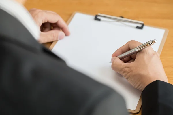 Businessman signing a contract — Stock Photo, Image