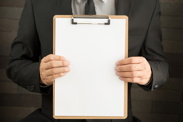 Бизнесмен с пустым документом
