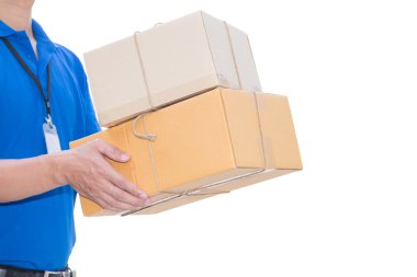 Bir parsel kutusu tutarak teslimatçı