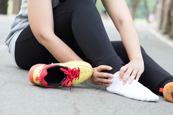 Urazy sportowe. Kobieta z bólem w kostce podczas joggingu — Zdjęcie stockowe