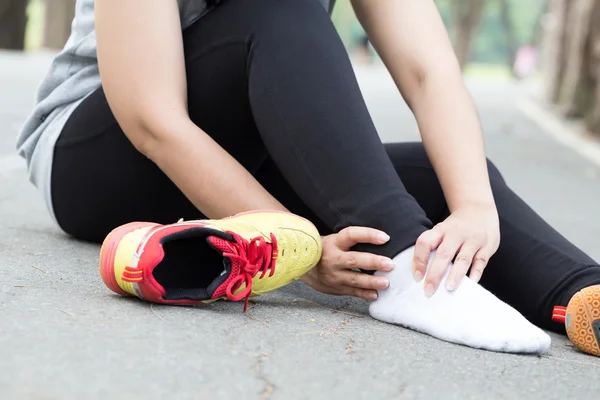 Lesão desportiva. Mulher com dor no tornozelo enquanto corre — Fotografia de Stock