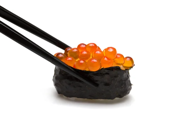 Sushi Gunkan, Ikura, Caviar com pauzinho isolado em bac branco — Fotografia de Stock