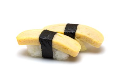 Tamago yaki suşi, beyaz arka plan üzerinde izole suşi yumurta