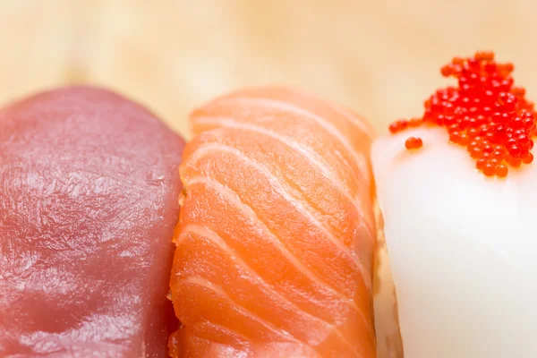 Tonijn, zalm en inktvis sushi — Stockfoto