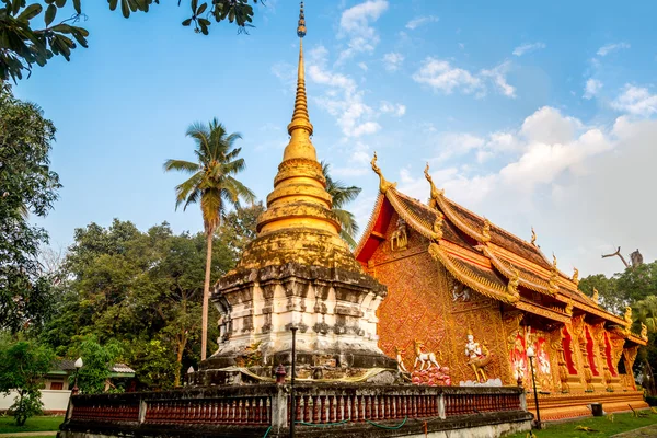 Pagoda de oro en Wat Phra That Lampang Luang, Tailandia —  Fotos de Stock