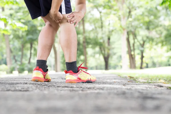 Spor yaralanma. Koşu sırasında hamstring tendonları diz yaralanması — Stok fotoğraf