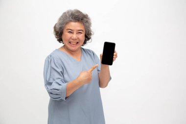 Beyaz arka planda cep telefonu uygulamasını gösteren ya da sunan Asyalı son sınıf öğrencisi