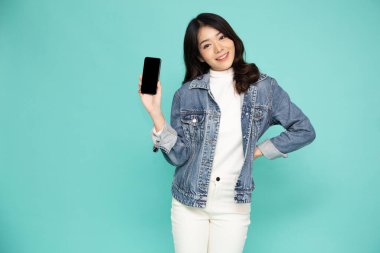 Yeşil arkaplan üzerinde izole edilmiş cep telefonu uygulamasını gösteren veya sunan Asyalı kadın portresi, Asya Tayland modeli