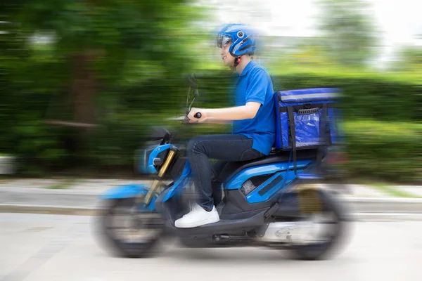 Entrega Hombre Vistiendo Azul Uniforme Conducción Motocicleta Caja Entrega Moto — Foto de Stock