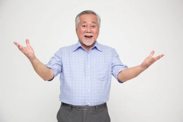 Retrato Emocionado Gritando Senior Asiático Hombre Aislado Sobre Blanco Fondo — Foto de Stock