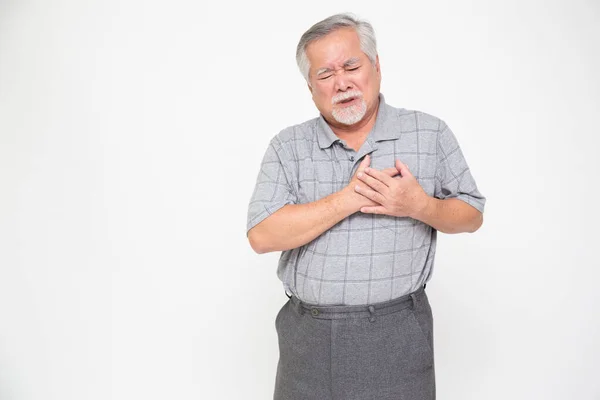 Ásia Sênior Homem Com Dor Coração Isolado Branco Fundo Saúde — Fotografia de Stock