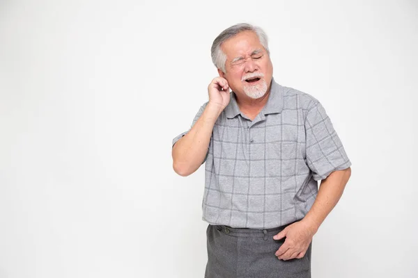 Asiatico Uomo Anziano Con Mal Orecchio Isolato Sfondo Bianco Problema — Foto Stock