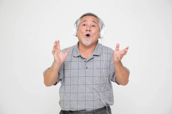 Homem Asiático Sênior Ouvindo Música Com Fones Ouvido Dançando Isolado — Fotografia de Stock