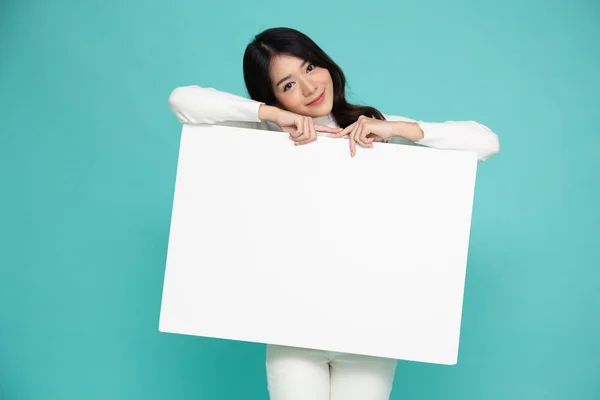 Joven Asiático Mujer Mostrando Sosteniendo Blanco Cartelera Aislado Verde Fondo —  Fotos de Stock
