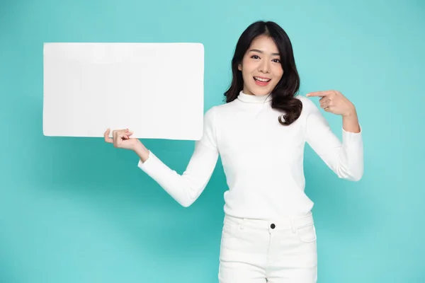 Jeune Femme Asiatique Montrant Tenant Blanc Panneau Affichage Isolé Sur — Photo