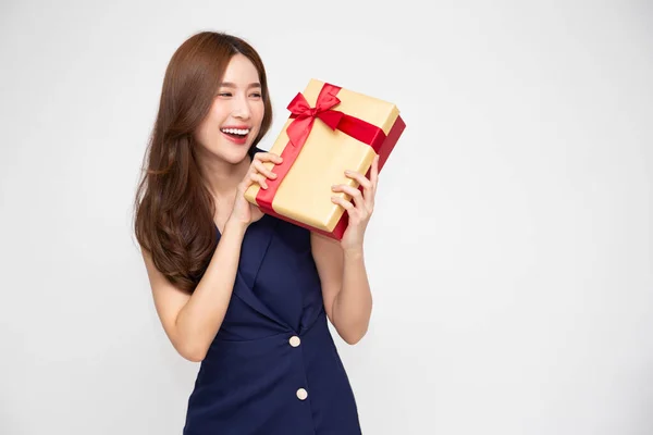 Feliz Hermosa Mujer Asiática Sonrisa Con Caja Regalo Oro Aislado —  Fotos de Stock