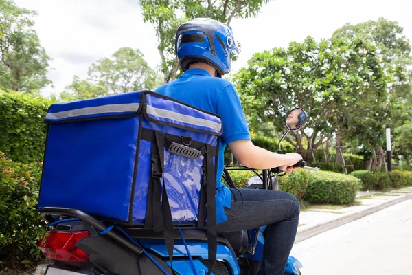 Dostawca Niebieskim Mundurze Jeżdżący Motocyklu Skrzynce Motocykl Dostarczający Koncepcję Usługi Zdjęcia Stockowe bez tantiem