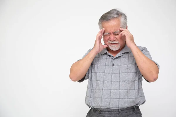 Asiatische Senior Mann Mit Kopfschmerzen Isoliert Auf Weißem Hintergrund Gesundheitsproblem Stockbild