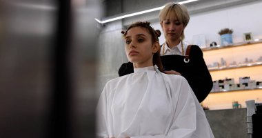 Profesyonel kuaför, kuaförde kadın kuaför.