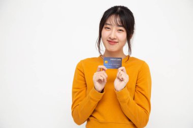 Genç, güzel, Asyalı bir kadın gülümsüyor, gösteriyor, kredi kartı sunuyor, beyaz arka planda izole edilmiş, Çinli bir model.