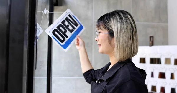 Ung Asiatisk Kvinna Företagare Stående Och Vrida Öppen Skylt Glasdörr — Stockfoto