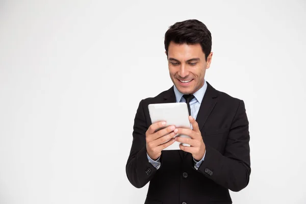 Счастливый Молодой Бизнесмен Костюме Помощью Цифровой Планшет Изолированы Белом Фоне — стоковое фото