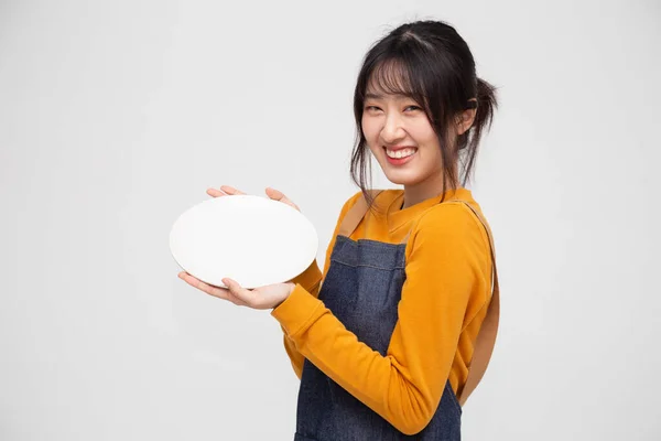 Mujer Asiática Joven Delantal Pie Sosteniendo Plato Blanco Vacío Plato —  Fotos de Stock