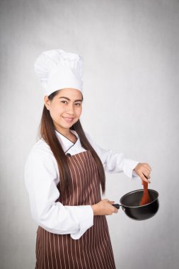 onun elinde metal pot ile genç kadın aşçı