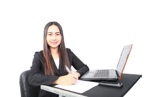 Affärskvinna är skrivna på papper med laptop — Stockfoto