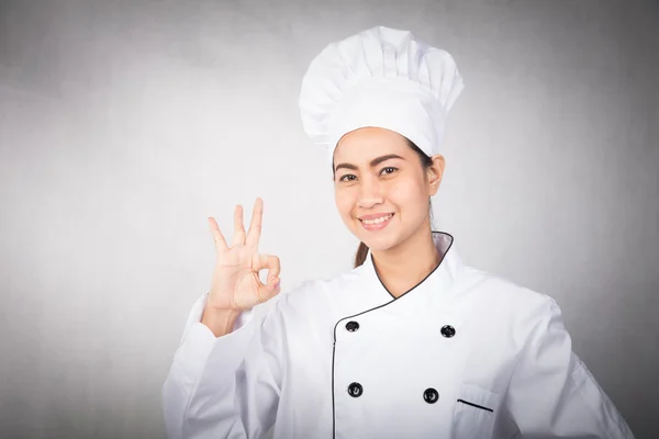 Joven mujer chef mostrando ok — Foto de Stock