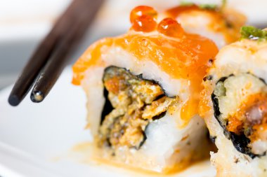 suşi rulo siyah çubuklarla