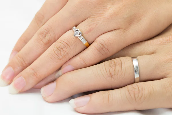 Manos de hombre y mujer con anillo — Foto de Stock