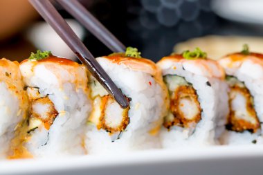 suşi rulo siyah çubuklarla