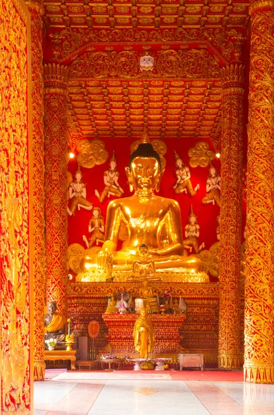 Posąg Buddy w świątyni Phra That Lampang Luang, Lampang, Thaila — Zdjęcie stockowe