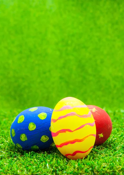 Uova di Pasqua su sfondo erba — Foto Stock