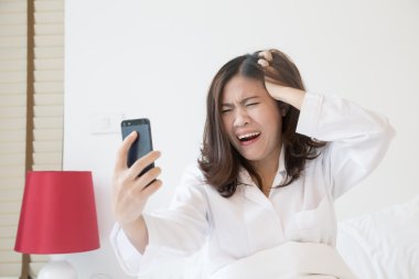 telefon bağıran kızgın Asyalı kadın 