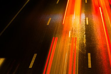 Işık yollar yolda. Yolda çekilen uzun pozlama fotoğraf