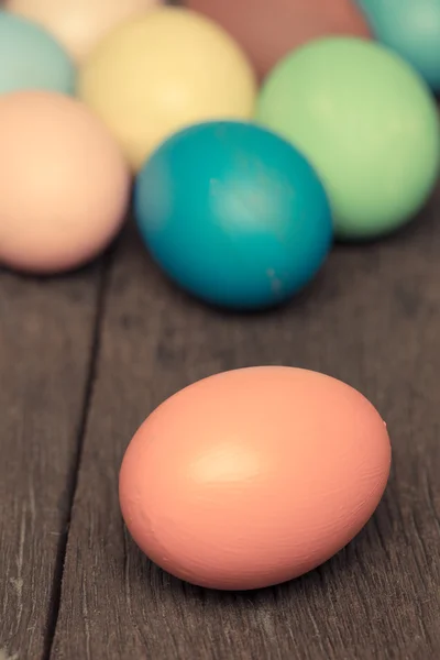 Uova di Pasqua su fondo legno, Stile Vintage — Foto Stock