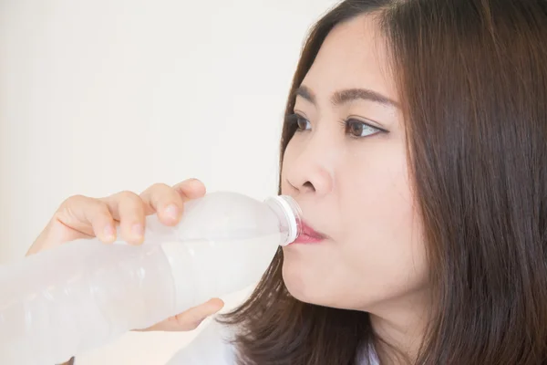 Mladá asijská žena pitné vody — Stock fotografie